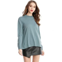 Sweter w kolorze jasnoniebieskim. Niebieskie swetry damskie Swetry na chłodne dni, bez wzorów, bez rękawów, bez kaptura. W wyprzedaży za 107,95 zł.