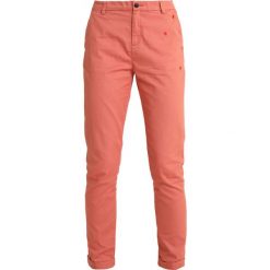 Scotch & Soda SMALL EMBROIDERY Chinosy terracotta. Pomarańczowe chinosy damskie Scotch & Soda, z bawełny. Za 419,00 zł.