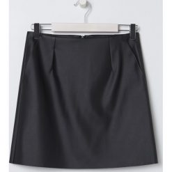 Spódnica mini ze sztucznej skóry - Czarny. Czarne spódniczki damskie Sinsay, s, bez wzorów, ze skóry, mini. Za 39,99 zł.