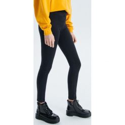 Jegginsy push up - Czarny. Czarne legginsy damskie marki Cropp, z jeansu. Za 59,99 zł.