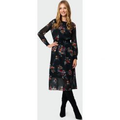 Sukienka wizytowa midi czarna - 36. Czarne sukienki damskie e-margeritka.pl, bez wzorów, z tkaniny, eleganckie, bez kołnierzyka, bez rękawów, midi, dopasowane. Za 119,99 zł.