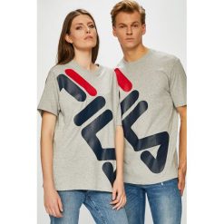 Fila - T-shirt. Szare bluzki damskie Fila, m, z nadrukiem, z bawełny, z okrągłym kołnierzem, z krótkim rękawem. W wyprzedaży za 79,90 zł.