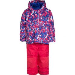 Columbia BUGA SET Kurtka zimowa punch pink. Czerwone kurtki dziewczęce zimowe marki Columbia, z poliesteru, narciarskie. W wyprzedaży za 319,20 zł.
