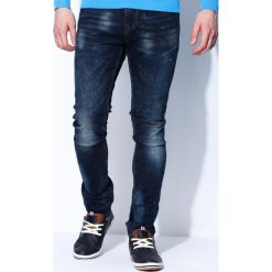 Granatowe Jeansy Alien. Czarne jeansy męskie z dziurami marki Born2be, m, z nadrukiem, z dresówki, z kapturem. Za 89,99 zł.