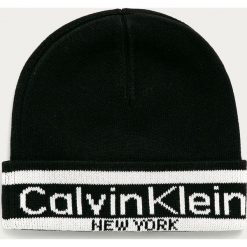Calvin Klein - Czapka. Czarne czapki męskie Calvin Klein, z nadrukiem, z bawełny. Za 159,90 zł.