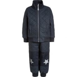 Mikkline SET Kurtka przejściowa blue nights. Niebieskie kurtki trekkingowe męskie marki mikk-line, z materiału. W wyprzedaży za 199,20 zł.