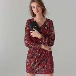 Sukienka we wzory chain print - Brązowy. Pomarańczowe sukienki damskie Mohito, s, bez wzorów, bez kołnierzyka, bez rękawów. W wyprzedaży za 79,99 zł.