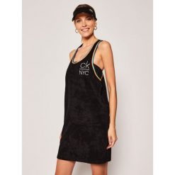 Sukienka plażowa Calvin Klein Swimwear Tank KW0KW01058. Czarne sukienki damskie Calvin Klein Swimwear, na plażę, na lato, xs, bez wzorów, z bawełny, bez kołnierzyka, bez rękawów. Za 269,00 zł.