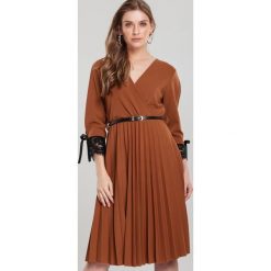 Camelowa Sukienka Dannielle. Brązowe sukienki damskie Renee, s, w paski, z dzianiny, eleganckie, bez kołnierzyka, bez rękawów, plisowane. Za 109,99 zł.