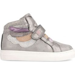 Sneakersy w kolorze srebrnym. Szare trampki dziewczęce Garvalin, bez wzorów, z gumy, bez zapięcia. W wyprzedaży za 185,95 zł.