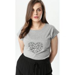 Szary T-shirt Raine. Szare bluzki damskie Born2be, na co dzień, xl, z nadrukiem, z jeansu, klasyczne, z okrągłym kołnierzem, z krótkim rękawem. Za 39,99 zł.