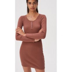 Dopasowana sukienka mini - Fioletowy. Fioletowe sukienki damskie Sinsay, s, bez wzorów, bez kołnierzyka, bez rękawów, mini, dopasowane. W wyprzedaży za 19,99 zł.