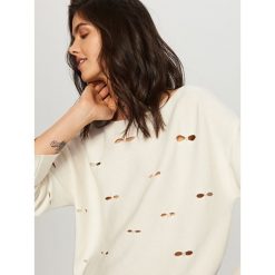 Sweter z perełkami - Kremowy. Białe swetry klasyczne damskie marki Reserved, l. W wyprzedaży za 39,99 zł.