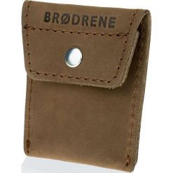 Skórzana bilonówka coin wallet BRODRENE CW02 jasnobrązowa - j. brązowy. Pomarańczowe portfele męskie Brødrene, bez wzorów, ze skóry. Za 41,99 zł.