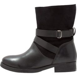KIOMI Botki black. Czarne botki damskie na zamek KIOMI, z materiału, klasyczne. Za 509,00 zł.