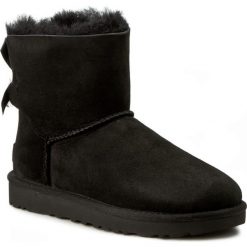 Buty UGG - W Mini Bailey Bow II 1016501 W/Blk. Czarne kozaki damskie Ugg, na zimę, ze skóry, na niskim obcasie, bez zapięcia. Za 849,00 zł.