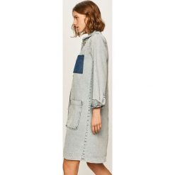 Answear - Sukienka jeansowa. Niebieskie sukienki damskie ANSWEAR, na co dzień, s, bez wzorów, z bawełny, casualowe, bez kołnierzyka, z długim rękawem, długie, mini, proste. W wyprzedaży za 159,90 zł.
