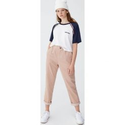Koszulka z rękawem raglanowym i tęczowym pasem. Koszulki damskie Pull&Bear, bez wzorów, bez kołnierzyka. Za 49,90 zł.