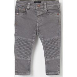 Spodnie z elastycznego materiału slim fit - Jasny szary. Szare spodnie męskie Reserved, m, bez wzorów. Za 59,99 zł.