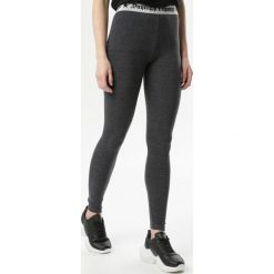 Ciemnoszare Legginsy Kimonaera. Szare legginsy sportowe damskie Born2be, uniwersalny, z napisami. Za 39,99 zł.
