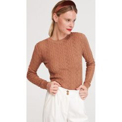 Sweter z ozdobnym splotem - Beżowy. Brązowe swetry damskie Reserved, s, bez wzorów, ze splotem, bez rękawów, bez kaptura. W wyprzedaży za 79,99 zł.