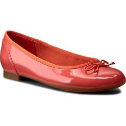 Baleriny CLARKS - Couture Bloom 261227794 Coral Patent. Pomarańczowe baleriny damskie Clarks, na co dzień, bez wzorów, ze skóry ekologicznej, klasyczne, bez obcasa, na płaskiej podeszwie, bez zapięcia. W wyprzedaży za 199,00 zł.