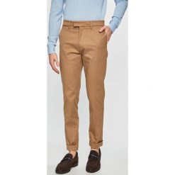 Tommy Hilfiger - Spodnie. Niebieskie spodnie męskie TOMMY HILFIGER, bez wzorów, z elastanu. W wyprzedaży za 319,90 zł.