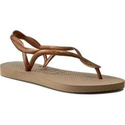 Sandały HAVAIANAS - Luna 41296975282 Rose Gold/Rose Go. Żółte klapki damskie Havaianas, bez wzorów, z tworzywa sztucznego, bez obcasa. W wyprzedaży za 69,00 zł.
