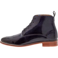 Melvin & Hamilton BETTY Botki sznurowane navy. Niebieskie botki damskie marki Melvin & Hamilton, ze skóry, bez obcasa, na sznurówki. Za 769,00 zł.