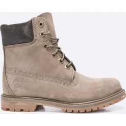 Timberland - Botki A1HZM. Szare buty zimowe damskie marki Timberland, z materiału, z okrągłym noskiem, na obcasie, na sznurówki. W wyprzedaży za 629,90 zł.