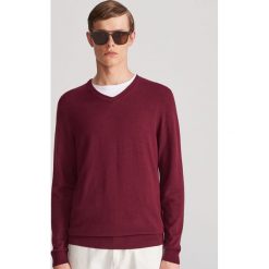 Sweter z dekoltem w serek - Bordowy. Czerwone swetry męskie Reserved, s, bez wzorów, z dekoltem w serek, bez kaptura. Za 99,99 zł.