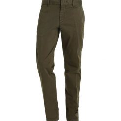 Calvin Klein PARKER REFINED Chinosy green. Zielone chinosy męskie Calvin Klein, z bawełny. W wyprzedaży za 359,20 zł.