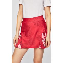 Desigual Sport - Spódnica. Czerwone spódniczki damskie Desigual Sport, na co dzień, s, w kwiaty, z elastanu, sportowe, mini, proste. W wyprzedaży za 179,90 zł.