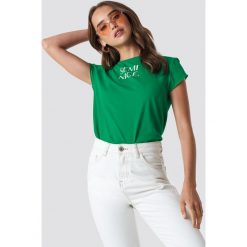 NA-KD T-shirt z surowym wykończeniem Semi Nice - Green. Zielone t-shirty damskie NA-KD, z nadrukiem, z bawełny, z okrągłym kołnierzem. Za 52,95 zł.