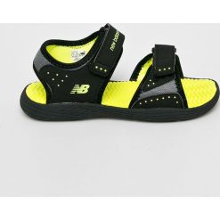 New Balance - Sandały dziecięce K2004BLE. Czarne sandały dziewczęce New Balance, z materiału, bez zapięcia. W wyprzedaży za 99,90 zł.