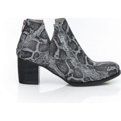 Wężowe botki do kostki - skóra naturalna - model 501 - kolor czarny wąż. Czarne botki damskie Zapato, na lato, z jeansu, klasyczne, przed kostkę, bez obcasa, na obcasie, bez zapięcia. Za 399,00 zł.
