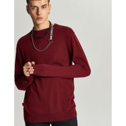 Prosty sweter o kroju basic - Bordowy. Czerwone swetry męskie Cropp, s, bez wzorów, bez kołnierzyka, bez kaptura. Za 69,99 zł.
