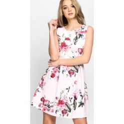 Różowa Sukienka Verbena. Różowe sukienki damskie letnie marki Born2be, s, w kwiaty, z okrągłym kołnierzem, na ramiączkach, rozkloszowane. Za 49,99 zł.