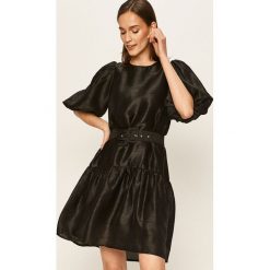Vero Moda - Sukienka. Żółte sukienki damskie Vero Moda, na co dzień, s, w paski, z poliesteru, casualowe, z okrągłym kołnierzem, bez rękawów, mini, proste. W wyprzedaży za 139,90 zł.