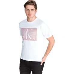 Calvin Klein Koszulka Biały. Białe podkoszulki męskie Calvin Klein, l, z nadrukiem, z bawełny, bez kołnierzyka, z krótkim rękawem, krótkie. Za 223,95 zł.