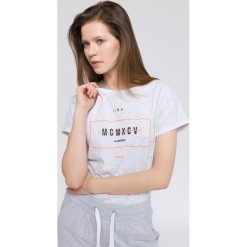 T-shirt damski TSD230 - biały. Białe t-shirty damskie marki 4f, z nadrukiem, z bawełny, bez kołnierzyka. W wyprzedaży za 39,99 zł.