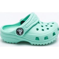 Crocs - Klapki dziecięce. Niebieskie sandały dziewczęce Crocs, z materiału, bez zapięcia. Za 119,90 zł.