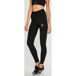 Nike Sportswear - Legginsy. Różowe spodnie damskie marki Nike Sportswear, s, z elastanu. W wyprzedaży za 139,90 zł.