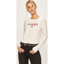 Tommy Jeans - Longsleeve. Białe topy damskie Tommy Jeans, s, z nadrukiem, z bawełny, z okrągłym kołnierzem. Za 179,90 zł.