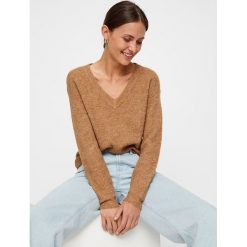 Sweter "Ella" w kolorze karmelowym. Pomarańczowe swetry damskie Only, Pieces, Vero Moda, Y.A.S, Vila, xl, bez wzorów, ze splotem, bez rękawów, bez kaptura. W wyprzedaży za 109,95 zł.