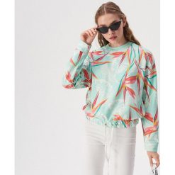 Bluza z tropikalnym nadrukiem - Wielobarwn. Szare bluzy damskie Sinsay, s, z nadrukiem, bez rękawów, bez kaptura. Za 49,99 zł.