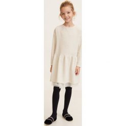 Mango Kids - Sukienka dziecięca Simo 110-152 cm. Szare sukienki dziewczęce marki Mango Kids, z aplikacjami, z bawełny, casualowe, z długim rękawem, długie, mini, rozkloszowane. W wyprzedaży za 69,90 zł.