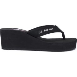 U.S. Polo Assn Tansy1 Japonki Czarny. Czarne klapki damskie U.S. Polo Assn., w paski, z materiału, bez obcasa, na platformie. Za 111,95 zł.