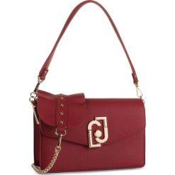Torebka LIU JO - S Crossbody A69037 E0027 Beauty Red X0198. Czerwone torebki klasyczne damskie Liu Jo, bez wzorów, ze skóry ekologicznej, klasyczne, bez dodatków. W wyprzedaży za 299,00 zł.