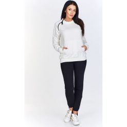 Bluza typu kangurka z ozdobnym skośnym ekspresem przy dekolcie kremowy. Białe bluzy damskie N/A, xl, bez wzorów, z bawełny, bez rękawów, bez kaptura. Za 88,62 zł.